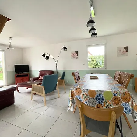 Holiday home Belle Maison: Coastal Retreat With Garden Near Omaha *