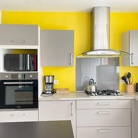 Belle Maison: Coastal Retreat With Garden Near Omaha Holiday home *